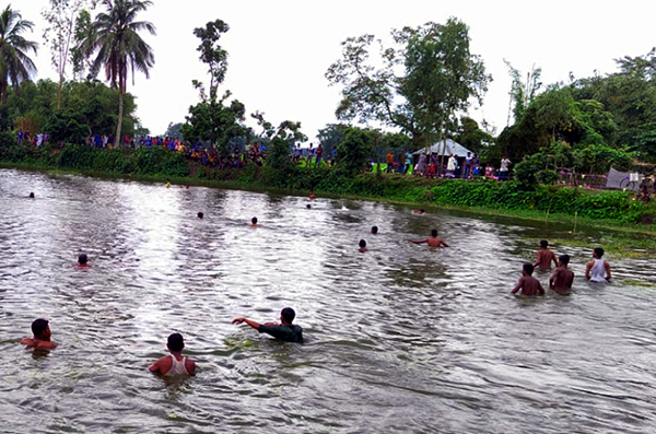 হাঁস খেলায় উপচে পড়া ভিড় 