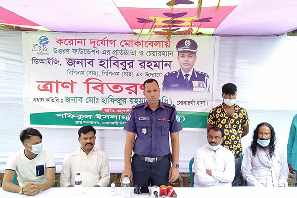 সোনারগাঁয়ে বেদে সম্প্রদায়ের মধ্যে খাদ্য সামগ্রী বিতরণ 