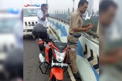 এবার আলোচিত সেই ফ্লাইওভার থেকে লাফিয়ে বৃদ্ধের আত্মহত্যা