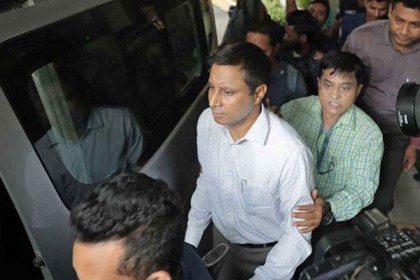 আত্মসমর্পণের পর কারাগারে বরখাস্ত কারা উপ-মহাপরিদর্শক