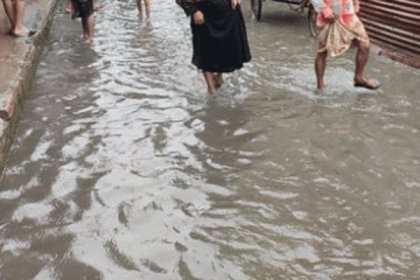 চট্টগ্রামে হালকা বৃষ্টিতে নিচু এলাকায় জলাবদ্ধতা