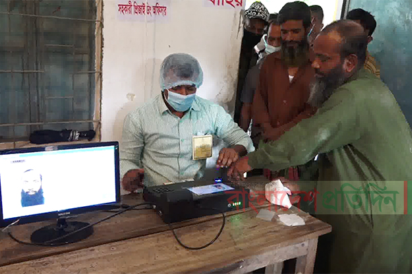 যশোরের নওয়াপাড়া পৌরসভা নির্বাচনে ভোটগ্রহণ চলছে