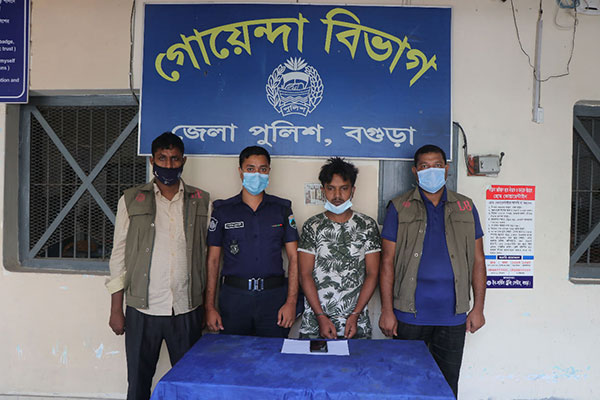 বগুড়ায় গৃহবধূর আপত্তিকর ভিডিও নিয়ে ব্ল্যাকমেইল, যুবক গ্রেফতার
