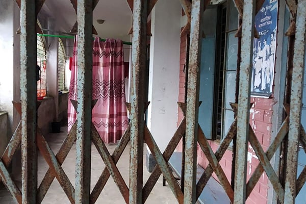 বিদ্যালয়ের শ্রেণি কক্ষে সপরিবারে বসবাস করছেন প্রধান শিক্ষক
