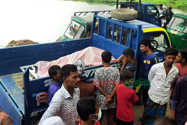কুমিল্লায় যুবককে গলা কেটে হত্যা, দুইজনের গলায় ছুরিকাঘাত