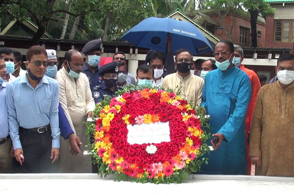 বঙ্গবন্ধুর সমাধিতে গৃহায়ন ও গণপূর্ত সচিবের শ্রদ্ধা