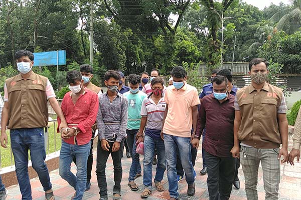 ৬৯ ভরি স্বর্ণালংকারসহ ডাকাত চক্রের ৮ সদস্য গ্রেফতার