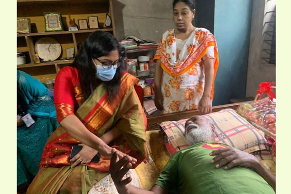 অসুস্থ মুক্তিযোদ্ধার পাশে দাঁড়ালেন ইউএনও 