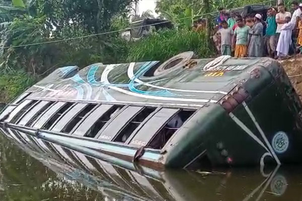 টাঙ্গাইলে নিয়ন্ত্রণ হারিয়ে বাস খাদে, নিহত ১