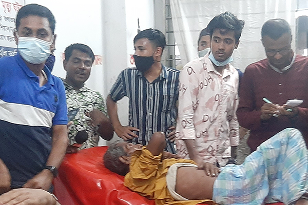 লক্ষ্মীপুরে যুবলীগের বর্ধিত সভায় দু’পক্ষের সংঘর্ষে আহত ১২