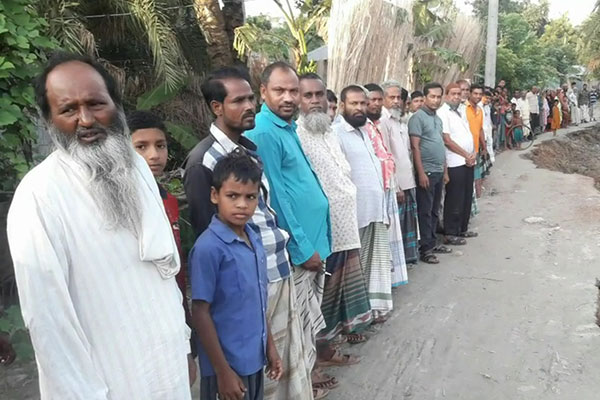 বড়াইগ্রামে রাস্তা সংস্কারের দাবিতে মানববন্ধন