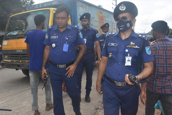 রাজবাড়ীতে অচল মহাসড়ক সচল করলো পুলিশ