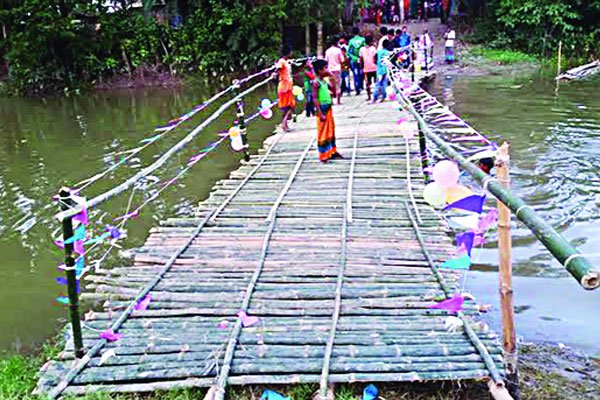 বাঁশ ও ড্রাম দিয়ে নিজেরাই বানালেন সাঁকো