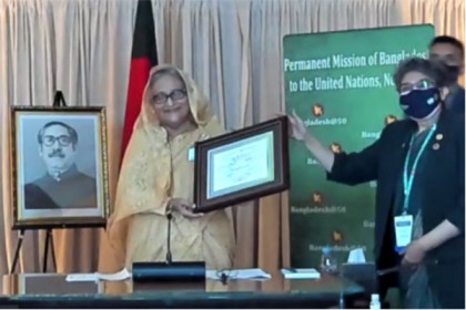 প্রধানমন্ত্রীকে জাতিসংঘের এসডিজি অগ্রগতি পুরস্কার প্রদান

