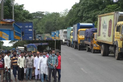 বরিশালে মহাসড়কে আটকা পড়েছে পণ্যবাহী শত শত যানবাহন