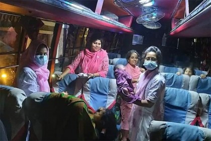 গভীর রাতে বাসের ভেতর সন্তান প্রসব