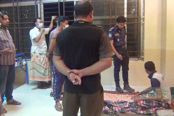 দোকানে বসা নিয়ে দ্বন্দ্বে কুপিয়ে জখম করলো কিশোর গ্যাং