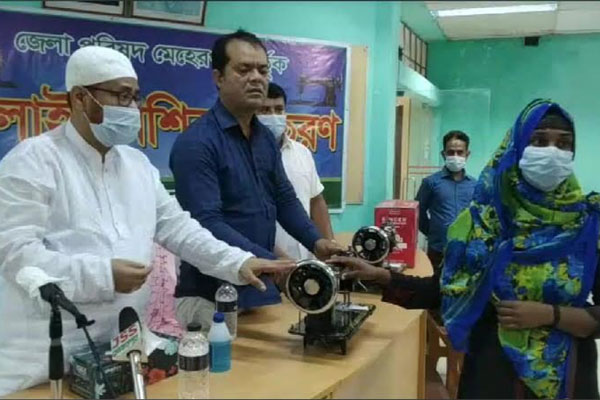 মেহেরপুর জেলা পরিষদের উদ্যোগে সেলাই মেশিন বিতরণ
