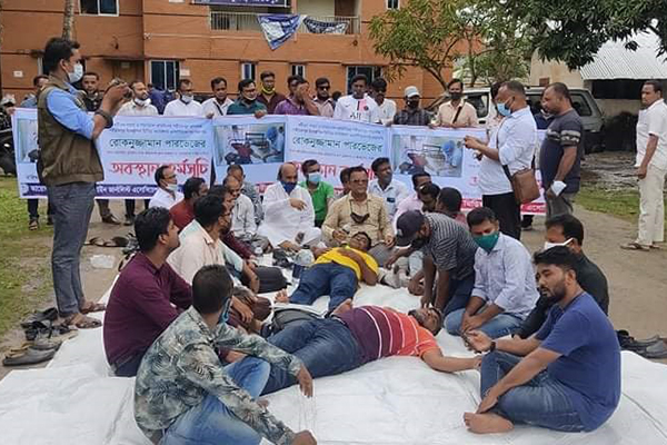সাংবাদিককে মারধরে জড়িতদের গ্রেফতারের দাবিতে অবস্থান কর্মসূচি