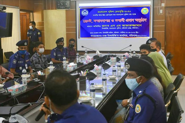 বরিশালে পুলিশের ৭ কৃতি
সন্তানকে মেধাবৃত্তি প্রদান