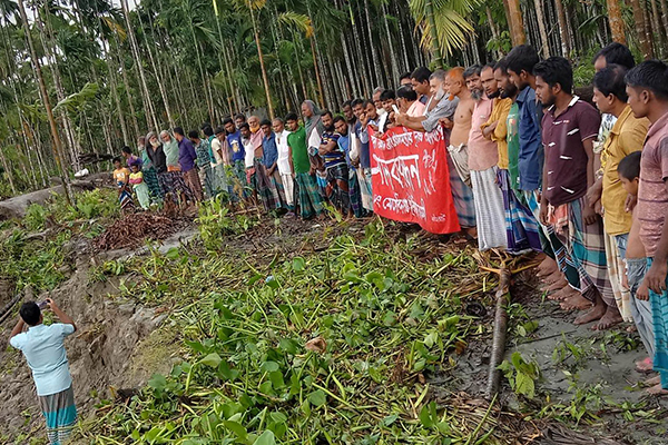 তেতুলিয়া নদীর ভাঙ্গনরোধে গ্রামবাসীর মানববন্ধন