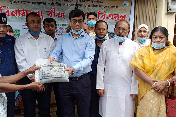 ঝিনাইদহে কৃষকদের মাঝে বিনামূল্যে সার ও বীজ বিতরণ