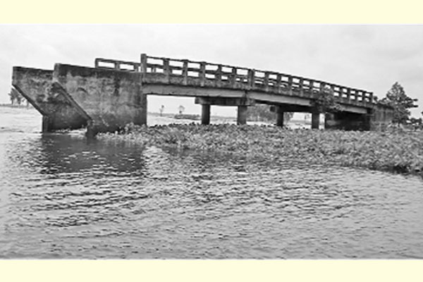 ২৫ বছর সংযোগ সড়কবিহীন মানিকগঞ্জের তিন সেতু