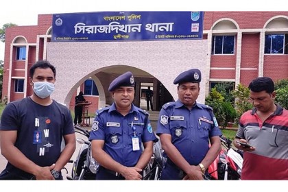চোরাই মোটরসাইকেলসহ ৩ চোরাকারবারি গ্রেফতার