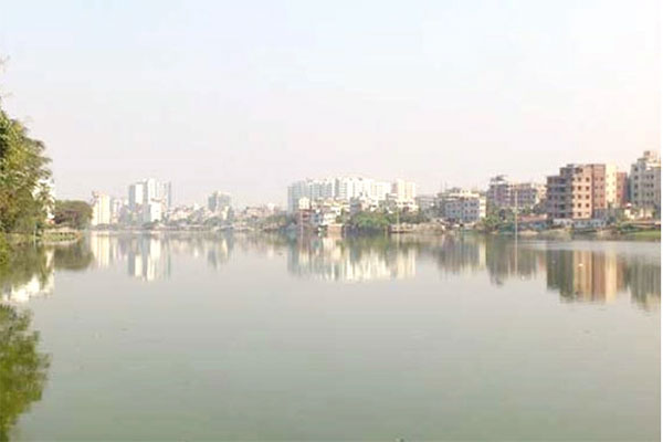 রাজধানীর গুলশান লেকে নৌকাডুবি

