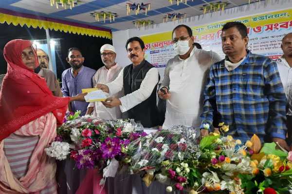 জয়পুরহাটে মৃত গৃহ নির্মাণ শ্রমিকদের স্বজনদের মাঝে চেক বিতরণ