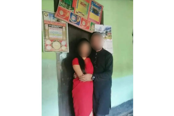 বিয়ের দাবিতে প্রেমিকের বাড়িতে অনশনে প্রেমিকা