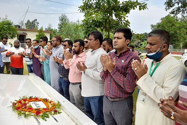 ওয়াজেদ মিয়ার সমাধিতে কেন্দ্রীয় যুবলীগের নেতৃবৃন্দের শ্রদ্ধাঞ্জলি 