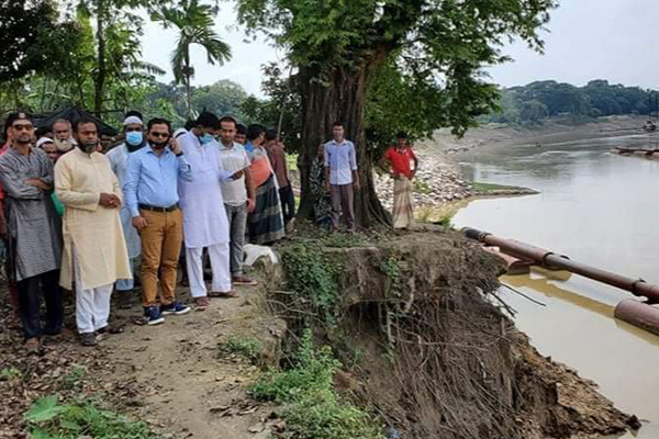 ফুলপুরে কংস নদীর ভাঙন পরিদর্শনে ইউএনও  