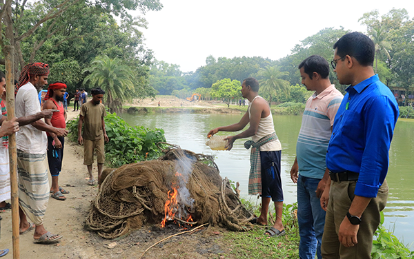 নাটোরের গুরুদাসপুরে ৩টি সুতি জাল উচ্ছেদ