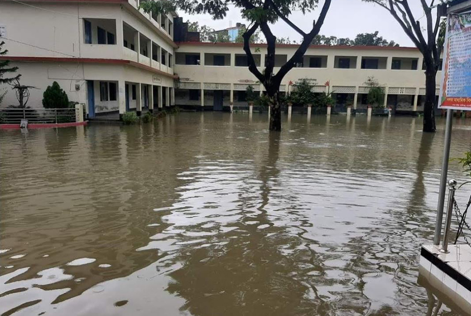 সাতক্ষীরায় বৃষ্টিতে শতাধিক শিক্ষাপ্রতিষ্ঠান প্লাবিত