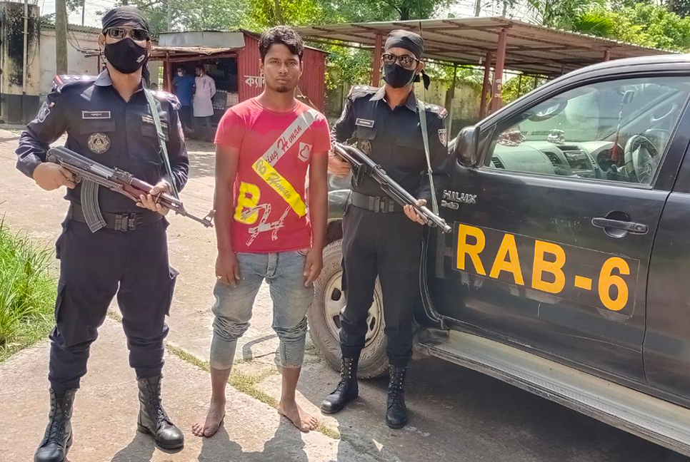 হরিনাকুন্ডুতে ওয়ান শুটারগানসহ মাদক ব্যবসায়ী আটক