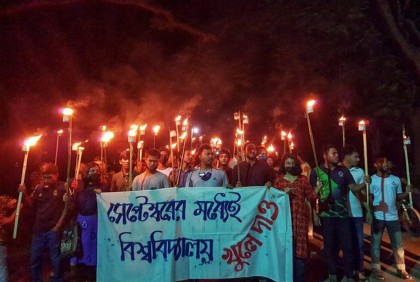 ক্যাম্পাস খোলার দাবিতে জাবি শিক্ষার্থীদের মশাল মিছিল