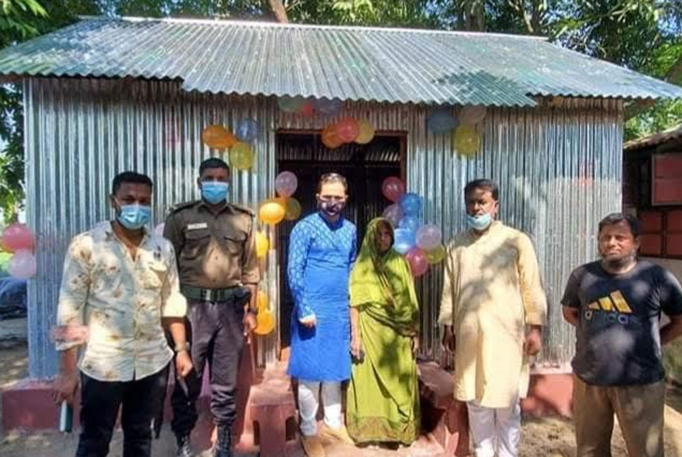 ফেসবুক বন্ধুদের সহযোগিতায় অসহায় নারী পেল নতুন ঘর