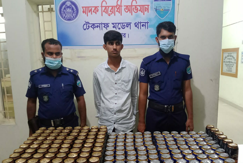টেকনাফে বিপুল পরিমাণ বিদেশি বিয়ারসহ আটক ১