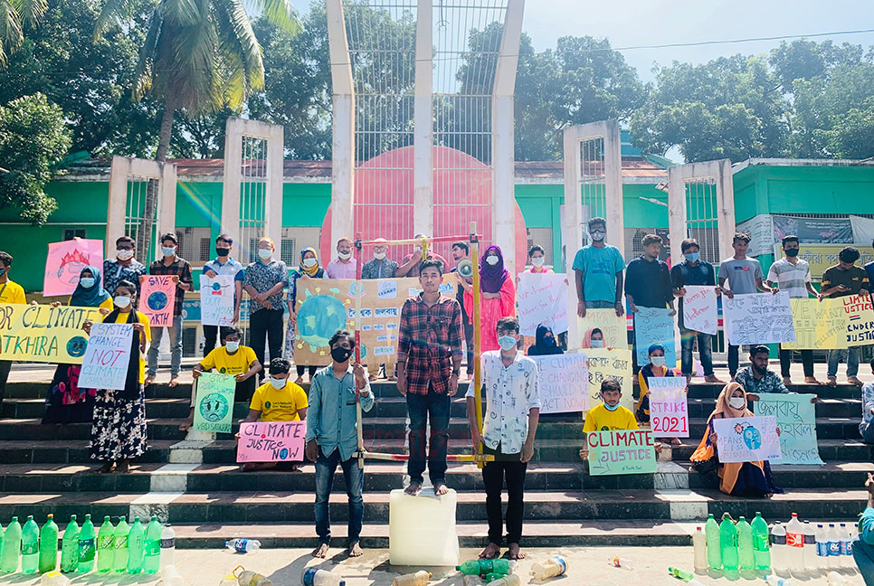 জলবায়ু সংকটের বিরূপ প্রভাব নিয়ে তরুণদের অভিনব প্রতিবাদ 
