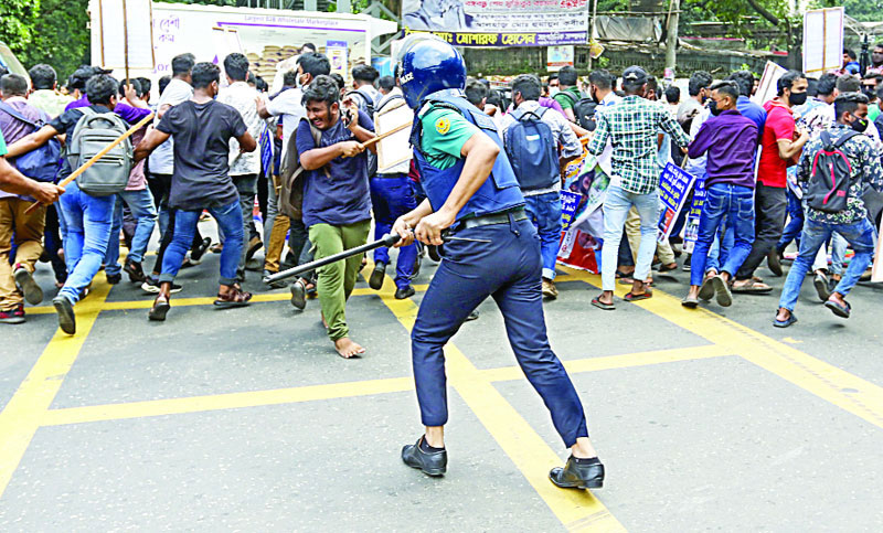 ই-অরেঞ্জ গ্রাহকের বিক্ষোভে পুলিশের লাঠিচার্জ