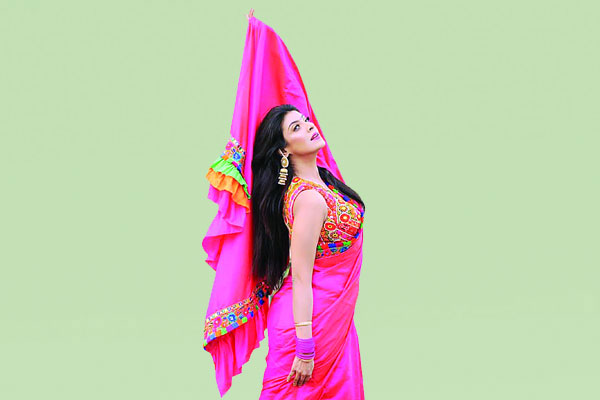 আঁখির ডিজাইনে মৌ