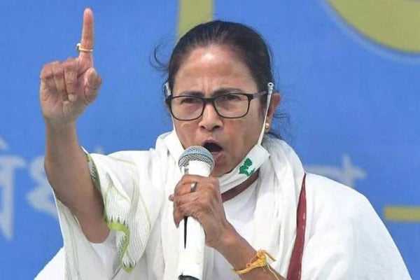 যে কারণে বিজেপি নেতার বাড়ির সামনে মৃত পচা কুকুর ফেলার হুঁশিয়ারি দিলেন মমতা