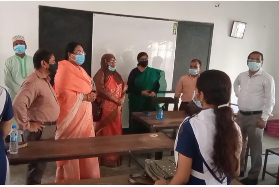 মানিকগঞ্জে স্কুল পরিদর্শনে শিক্ষা মন্ত্রাণালয়ের অতিরিক্ত সচিব