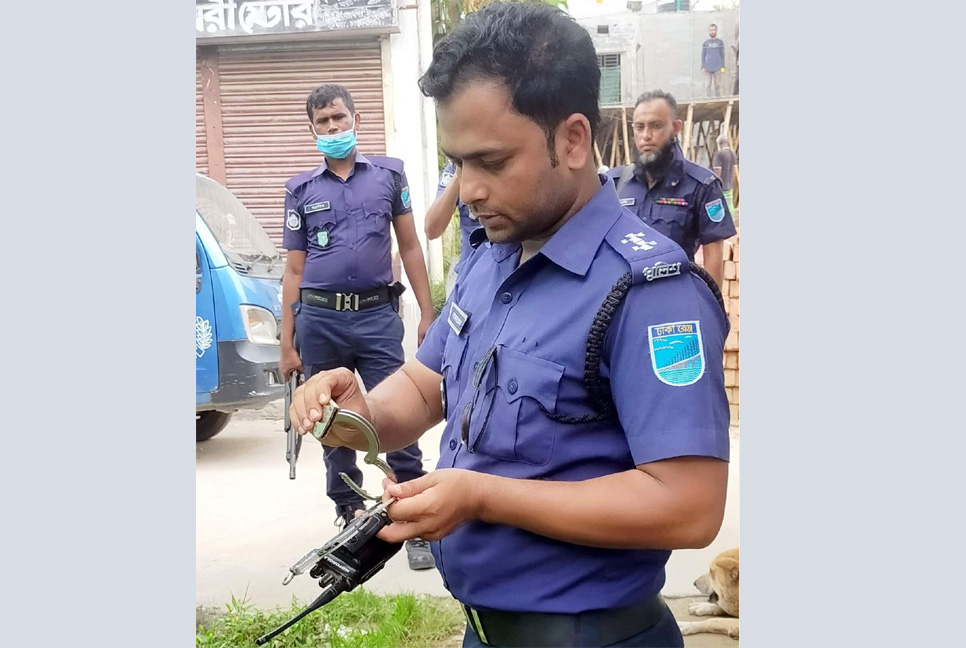 ময়লার স্তূপে হ্যান্ডকাপ 

