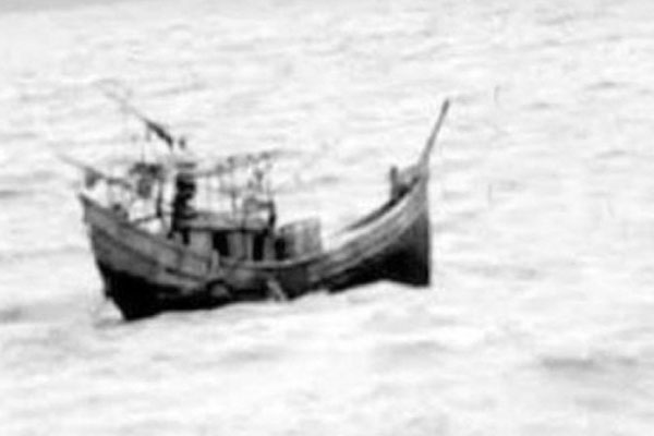 জাহাজের ধাক্কায় ট্রলারডুবি দুই জেলের মৃত্যু