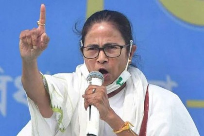 যে কারণে বিজেপি নেতার বাড়ির সামনে মৃত পচা কুকুর ফেলার হুঁশিয়ারি দিলেন মমতা
