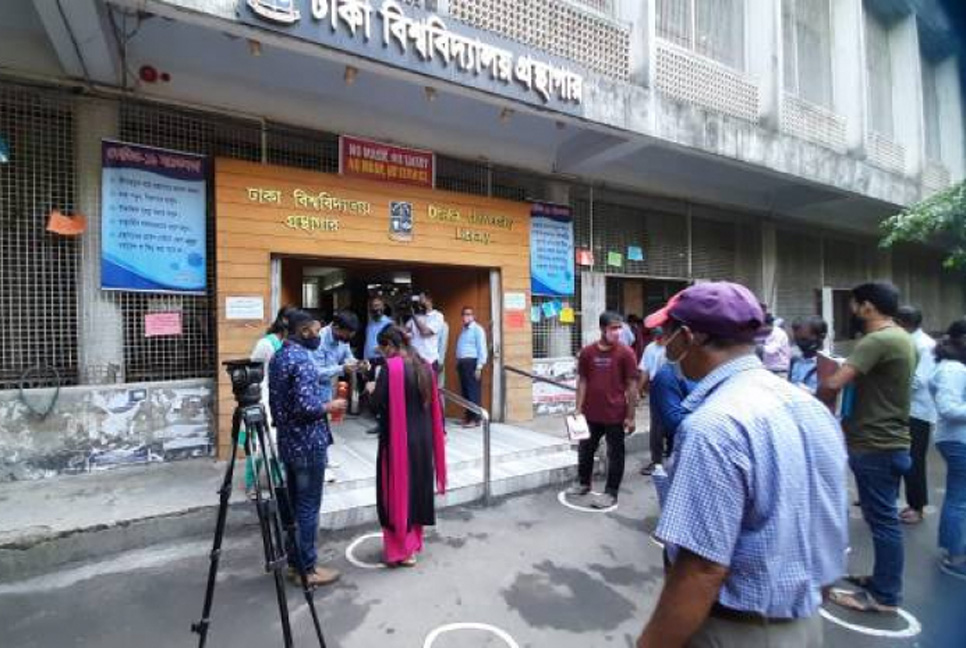 দেড় বছর পর ঢাবির লাইব্রেরিতে শিক্ষার্থীরা

