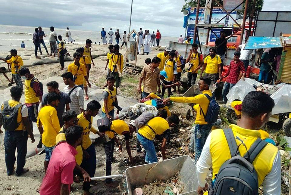 সৈকত পরিচ্ছন্নতার কাজে নেমেছে ফটোগ্রাফাররা