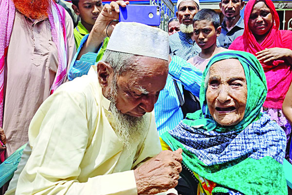 ৭০ বছর পর দেখা হলো মা-ছেলের